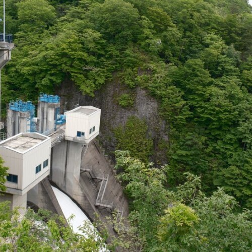 花山ダムの放流の写真