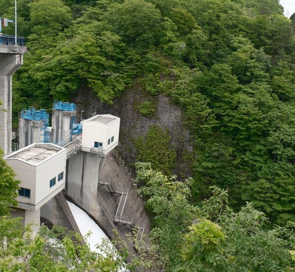 花山ダムの放流の写真