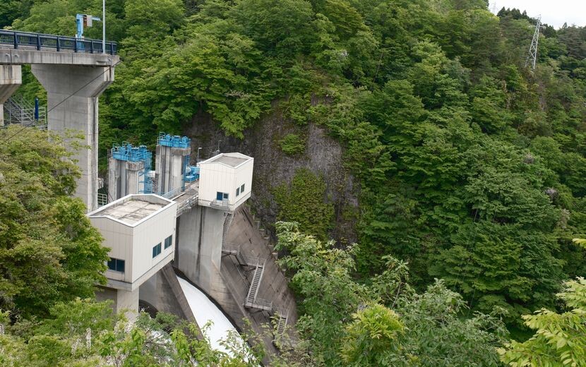 花山ダムの放流の写真