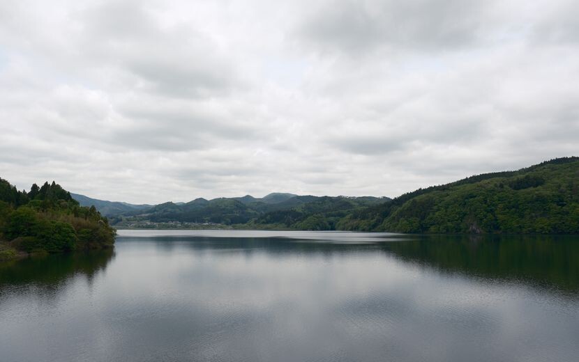 宮城県花山ダムの湖面の風景写真