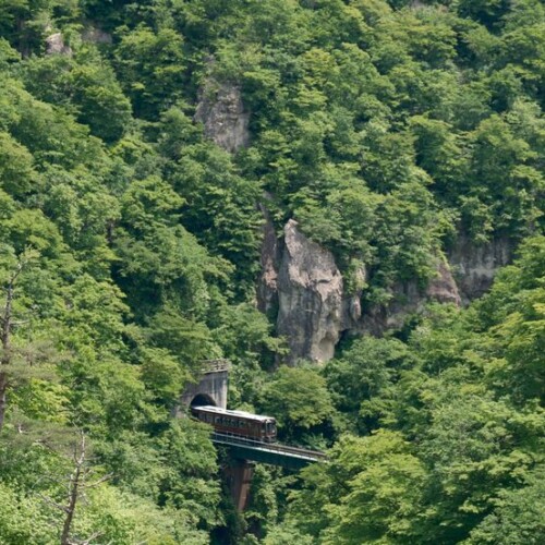 鳴子峡の名物トンネル電車