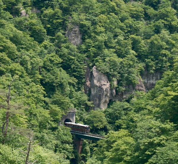 鳴子峡の名物トンネル電車