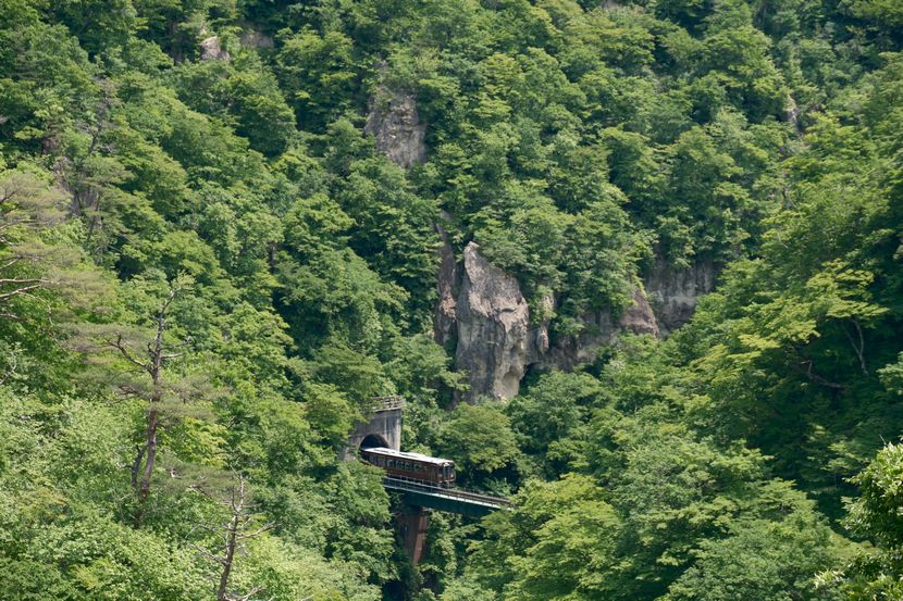 鳴子峡の名物トンネル電車