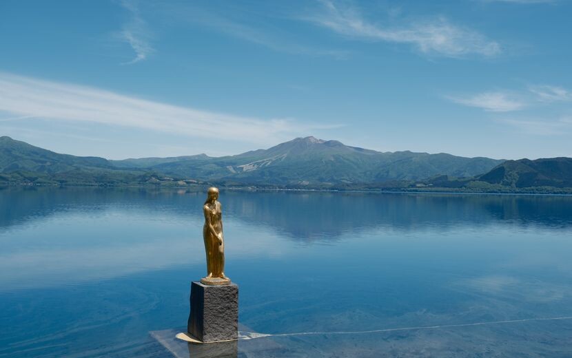 田沢湖のたつこ像の撮湖面の風景
