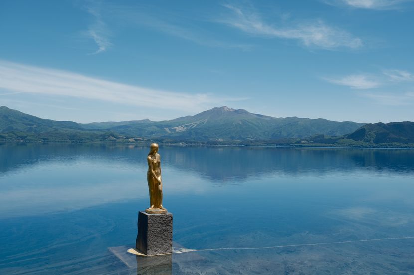 田沢湖のたつこ像の撮湖面の風景