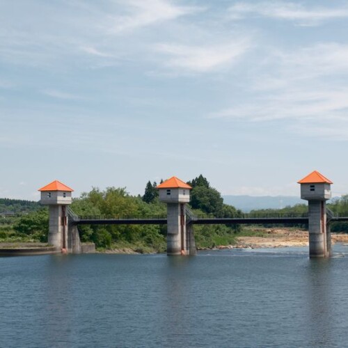 御所湖の手前の3連水門