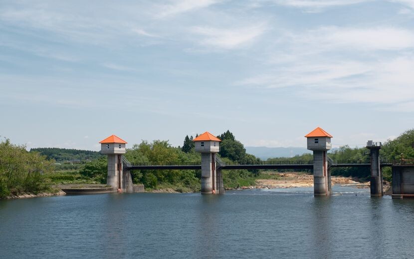 御所湖の手前の3連水門