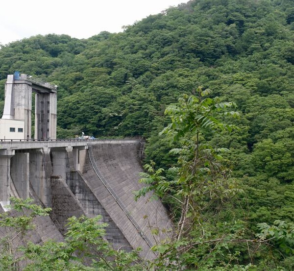 栗駒ダムの堤防の場所を撮影した写真