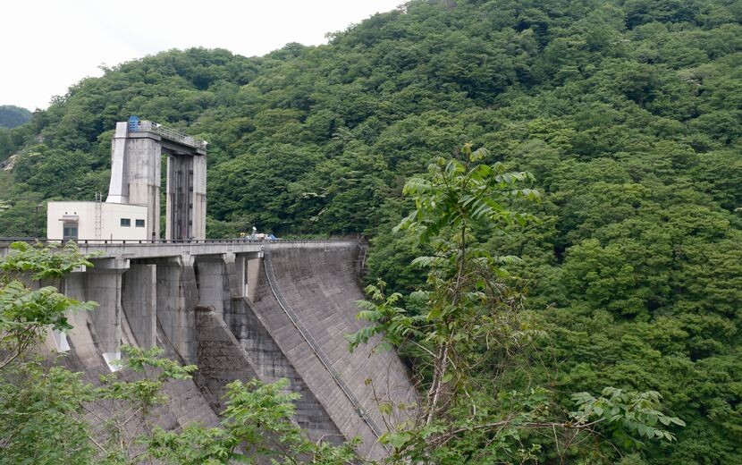栗駒ダムの堤防の場所を撮影した写真