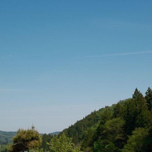 普通の山と青空