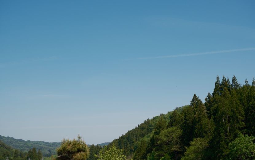 普通の山と青空