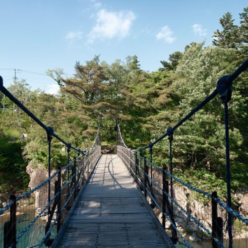 厳美渓の渓流の吊橋の春の風景写真