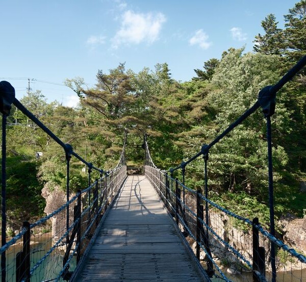 厳美渓の渓流の吊橋の春の風景写真