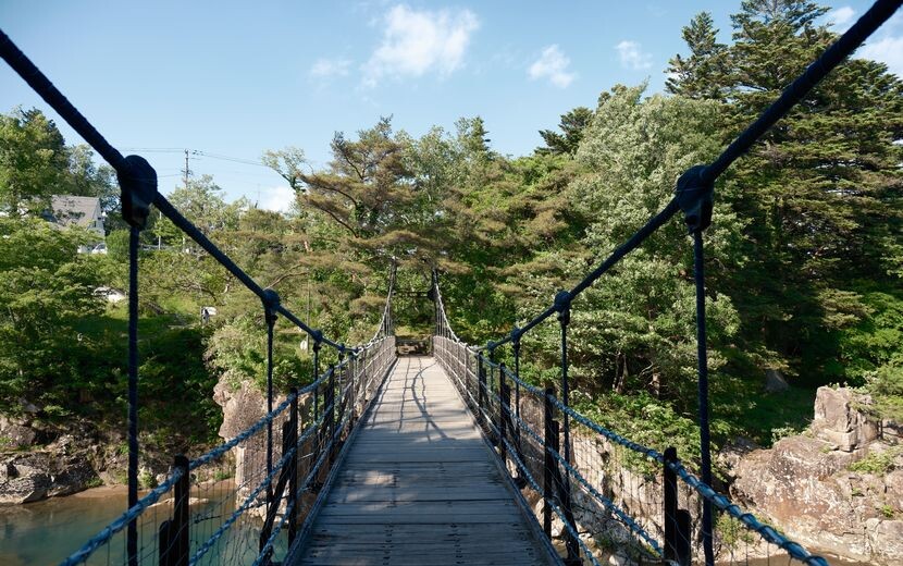 厳美渓の渓流の吊橋の春の風景写真