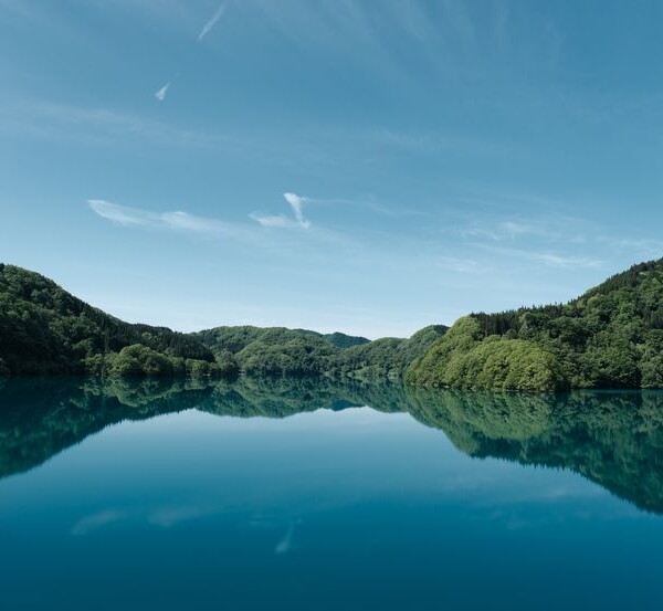 秋扇湖の春の風景写真