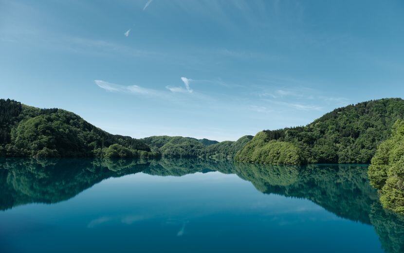 秋扇湖の春の風景写真
