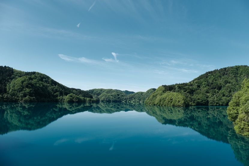 秋扇湖の春の風景写真