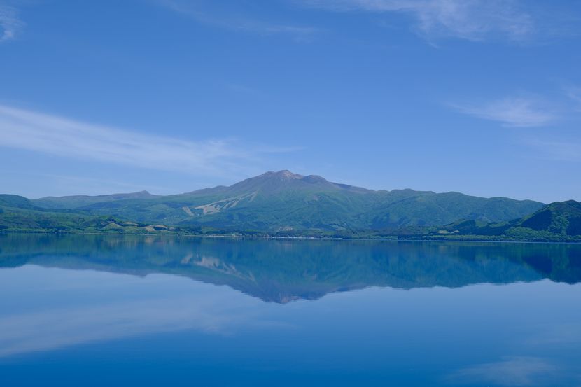 田沢湖の山並みの逆さ風景