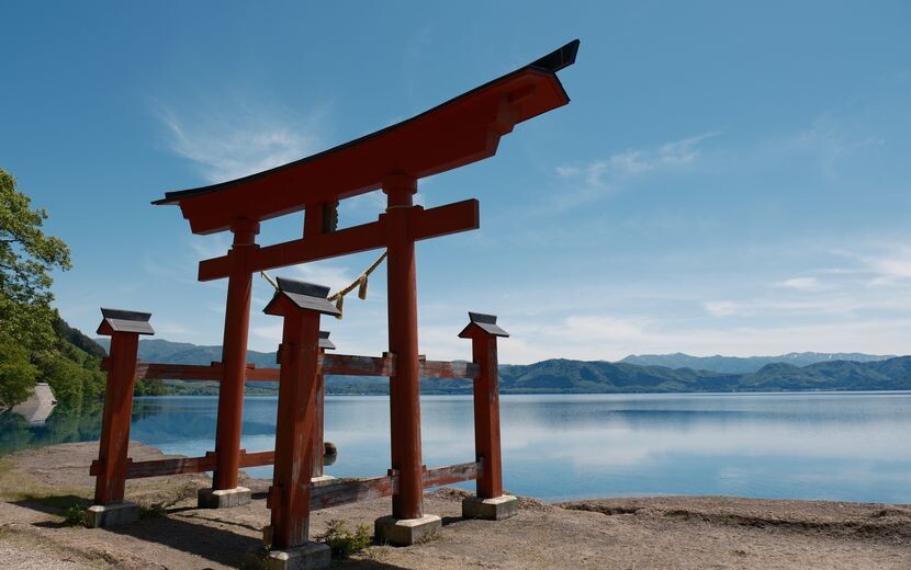 田沢湖の鳥居の写真