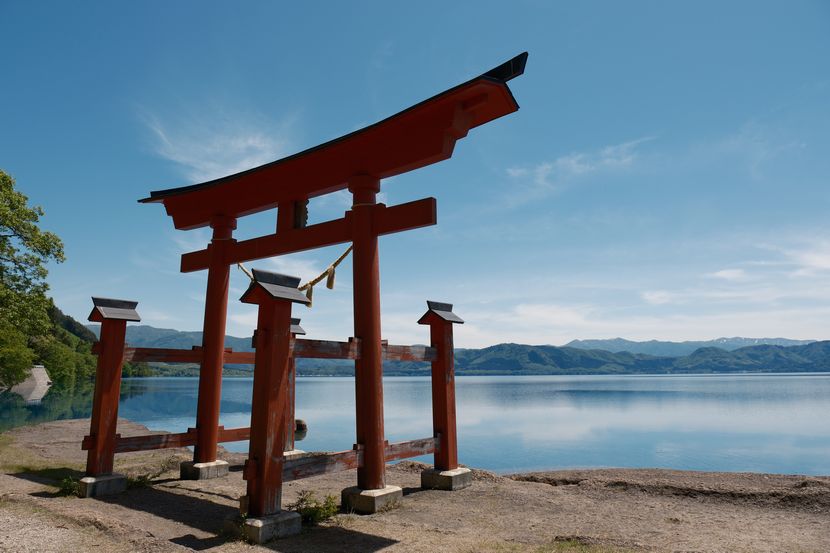 田沢湖の鳥居の写真