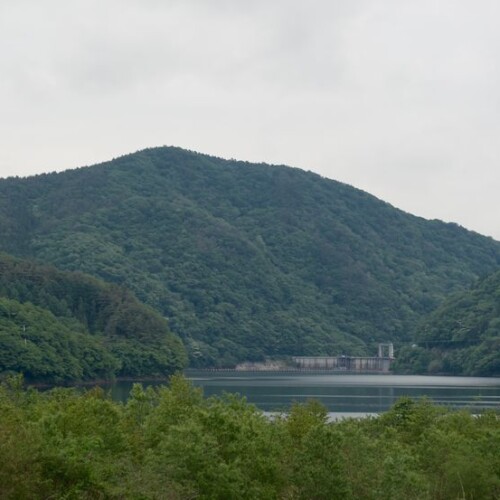 栗駒ダを上流域から眺めた写真