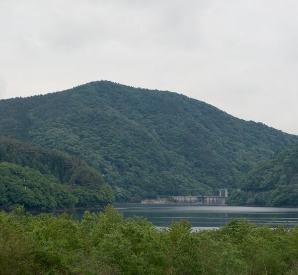 栗駒ダを上流域から眺めた写真