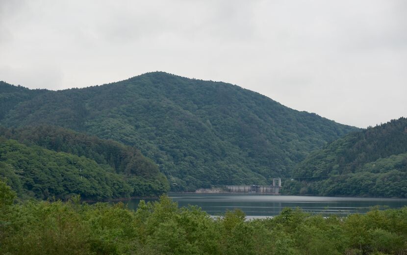 栗駒ダを上流域から眺めた写真