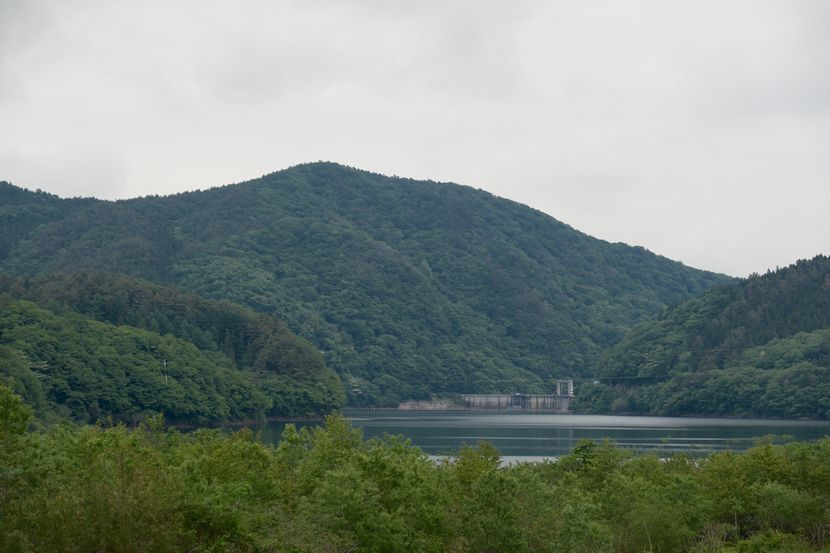 栗駒ダを上流域から眺めた写真