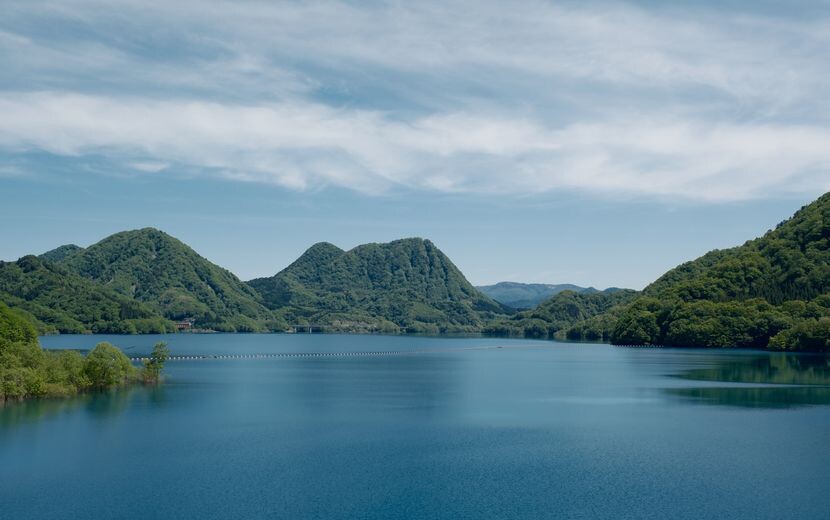 玉川ダムの湖面の写真
