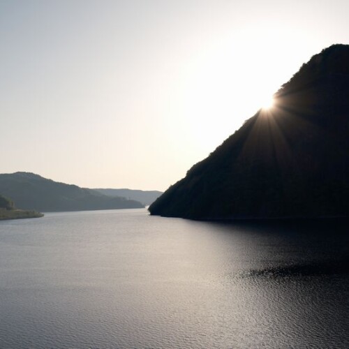 胆沢ダム、奥州湖の夜明けの朝日の写真