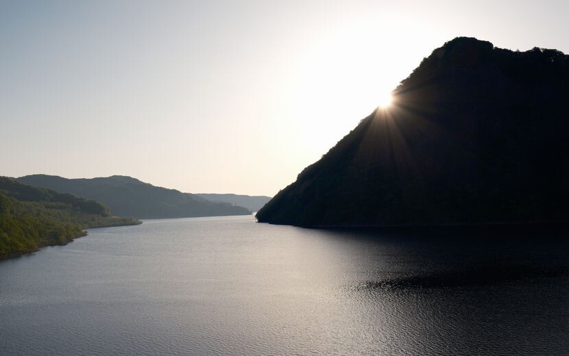 胆沢ダム、奥州湖の夜明けの朝日の写真