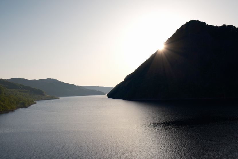 胆沢ダム、奥州湖の夜明けの朝日の写真