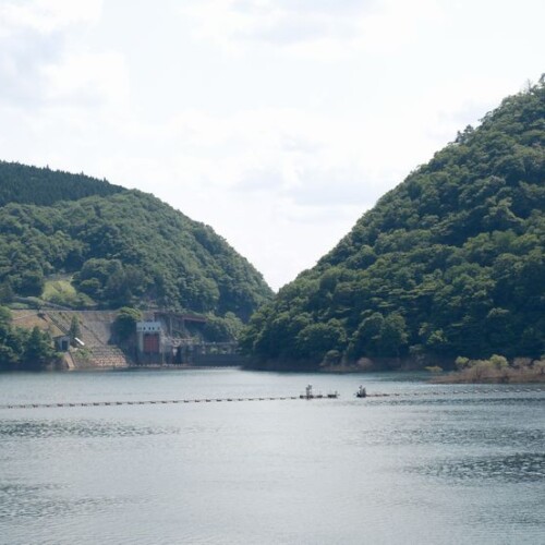 鳴子ダムを上流側から見た写真