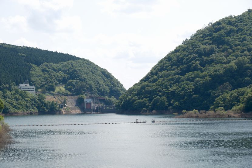 鳴子ダムを上流側から見た写真