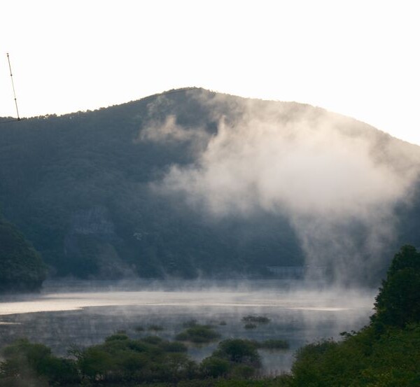 胆沢湖奥州湖の朝の風景