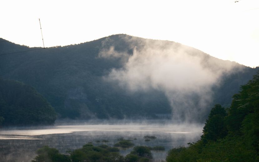 胆沢湖奥州湖の朝の風景