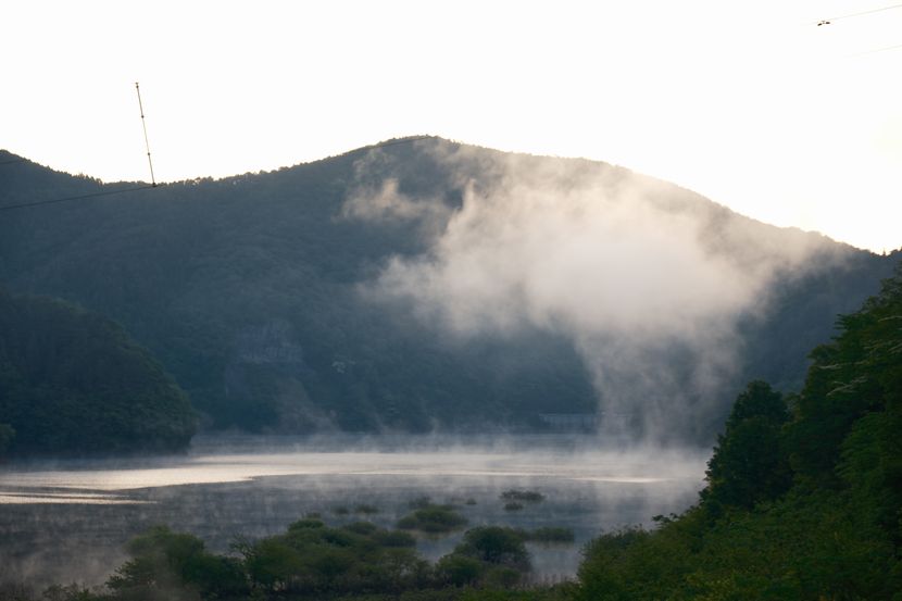 胆沢湖奥州湖の朝の風景