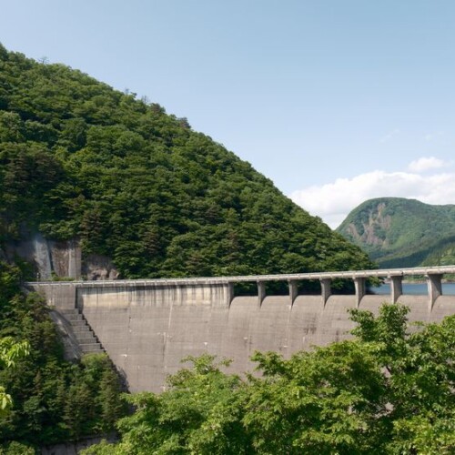 鳴子ダム正面から見た風景写真