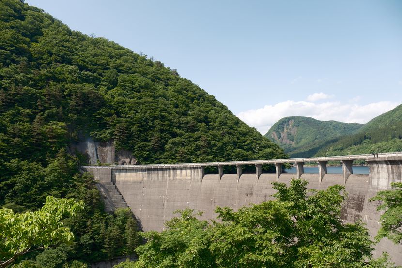 鳴子ダム正面から見た風景写真