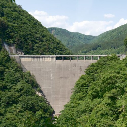 鳴子ダム正面から見た風景写真