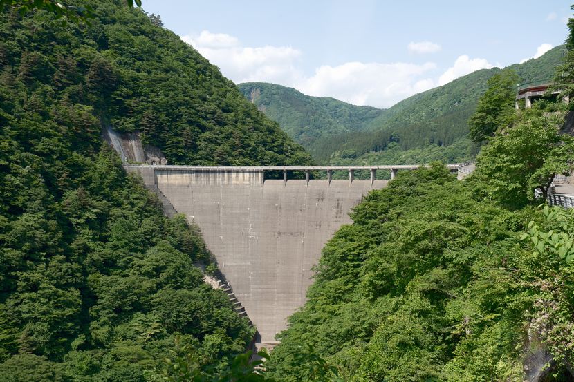 鳴子ダム正面から見た風景写真