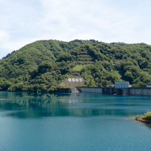 玉がダムの湖面の写真
