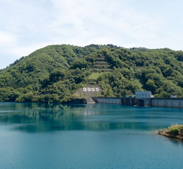 玉がダムの湖面の写真