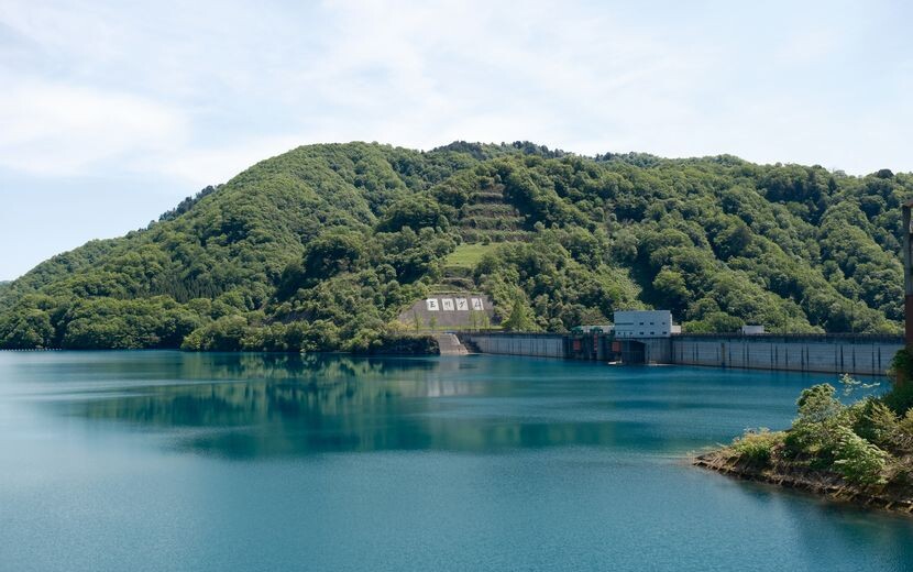 玉がダムの湖面の写真