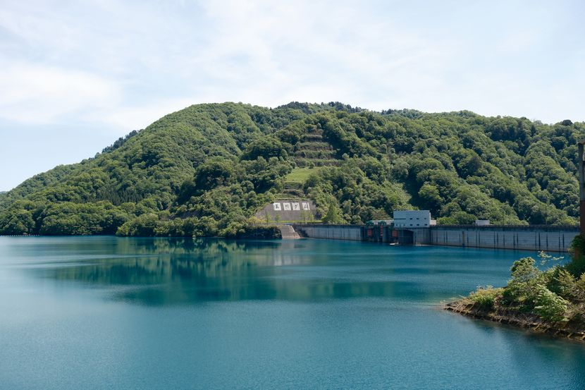 玉がダムの湖面の写真