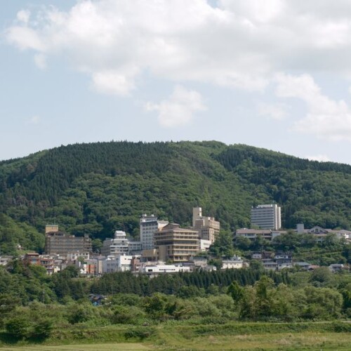 鳴子の温泉街の一望写真