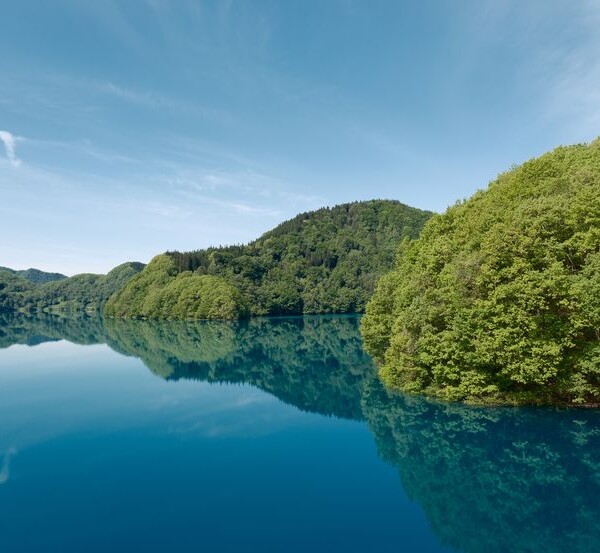 秋扇湖の春の風景写真