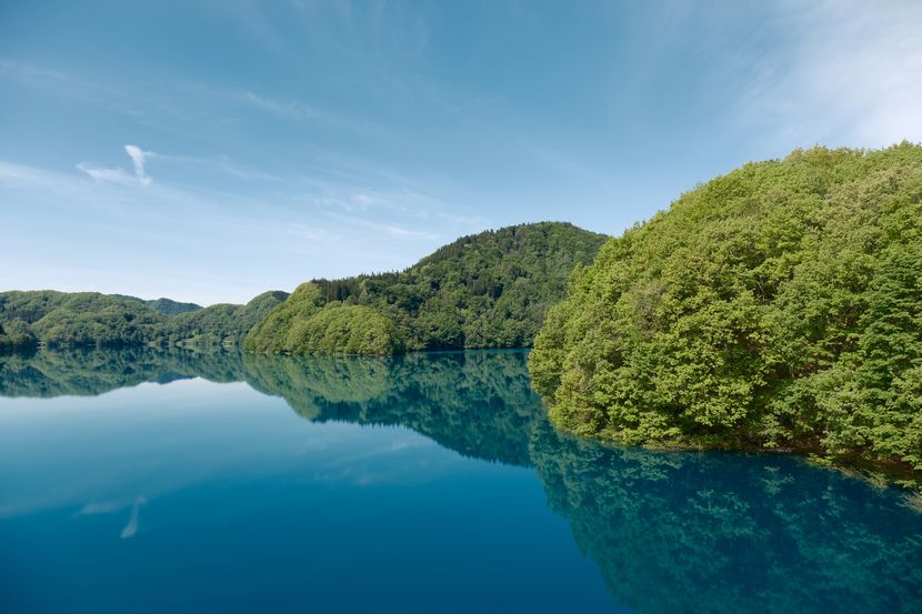 秋扇湖の春の風景写真