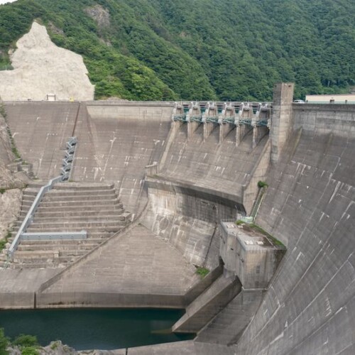 湯田ダムの堤防の風景
