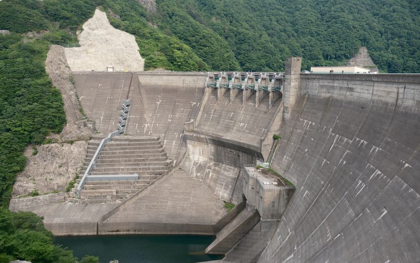湯田ダムの堤防の風景